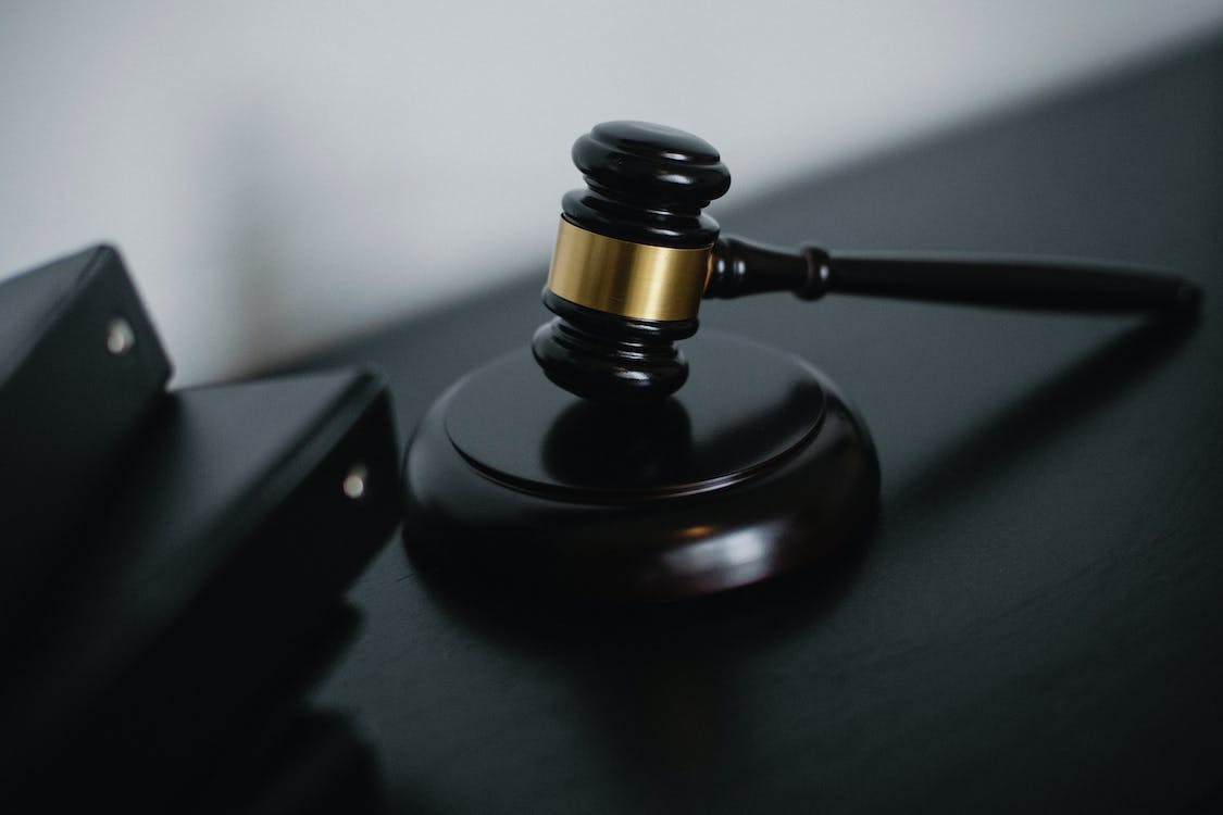 明知自己感染艾滋病還與他人發(fā)生性行為違法嗎？